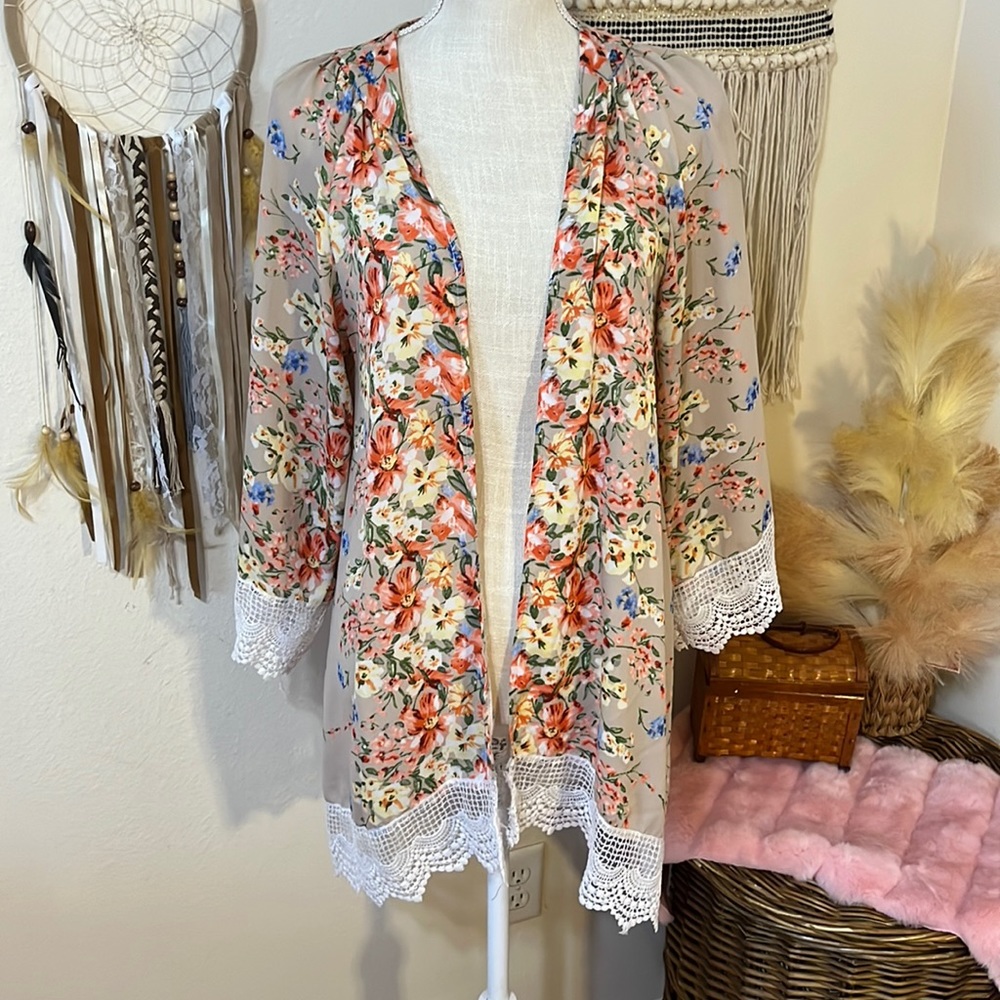 Tan & Peach Floral Print Kimono with Lace Trim by Mixmax / Size Large